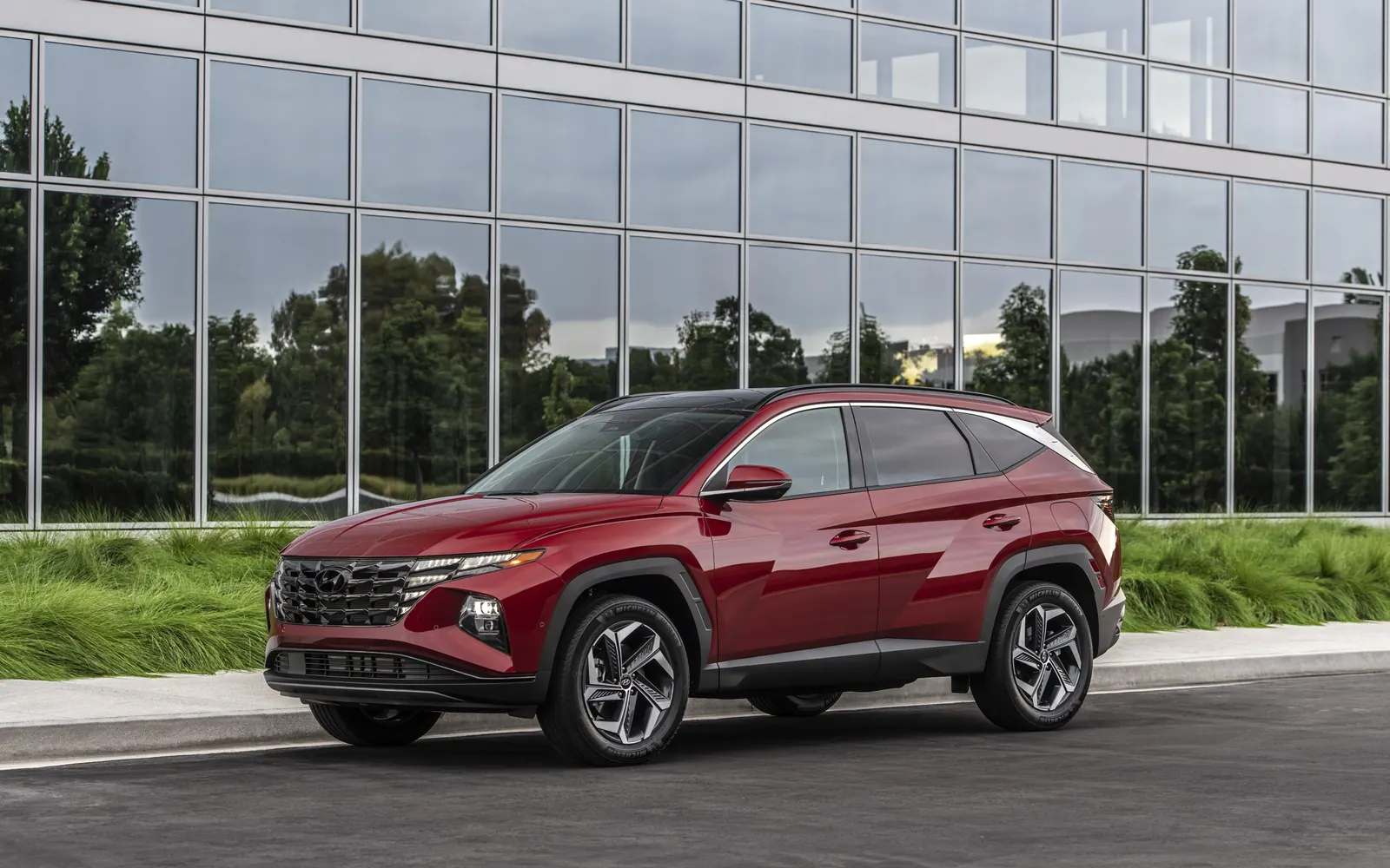 Hyundai Tucson NX4 – вид спереди сбоку