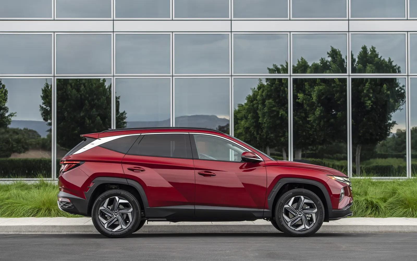 Hyundai Tucson NX4 – вид сбоку
