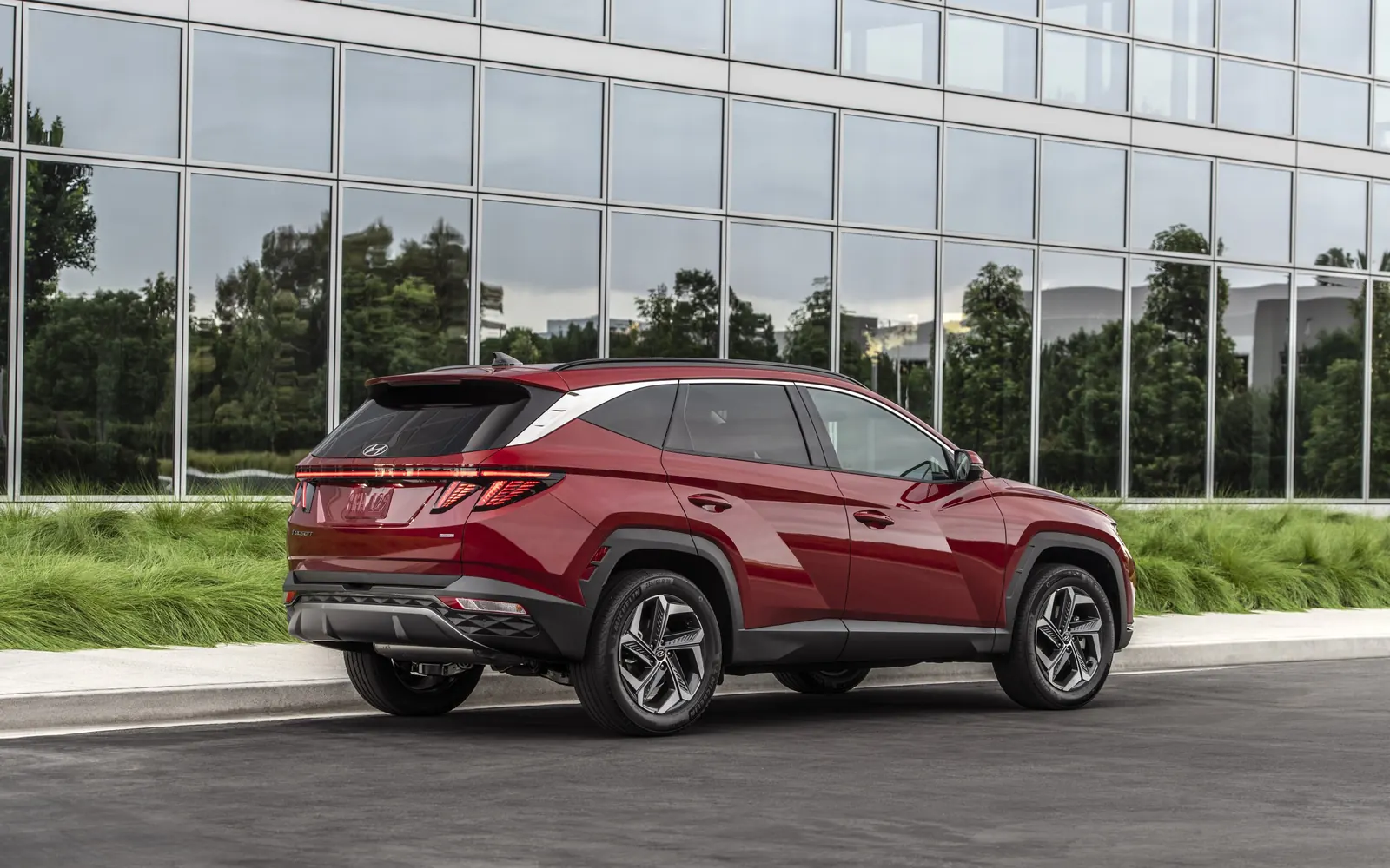 Hyundai Tucson NX4 – вид сзади сбоку