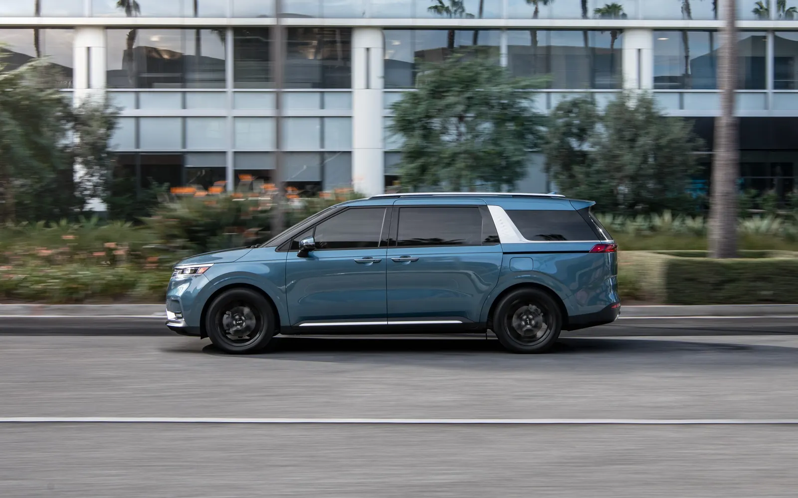 Kia Carnival 4 – вид сбоку