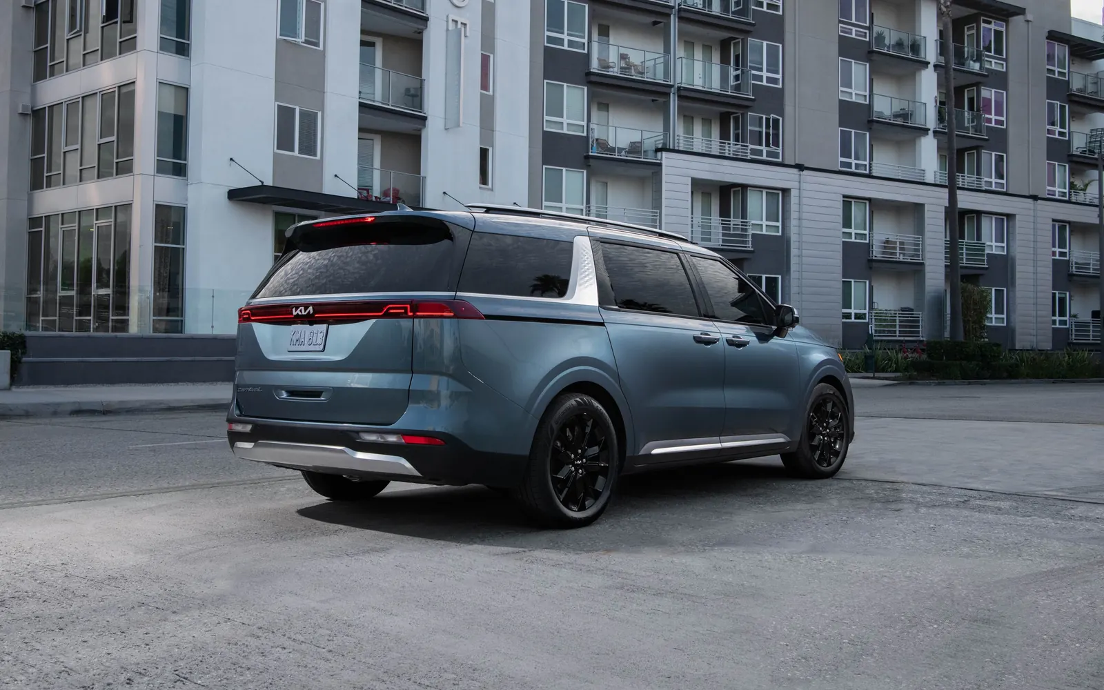 Kia Carnival 4 – вид сзади сбоку