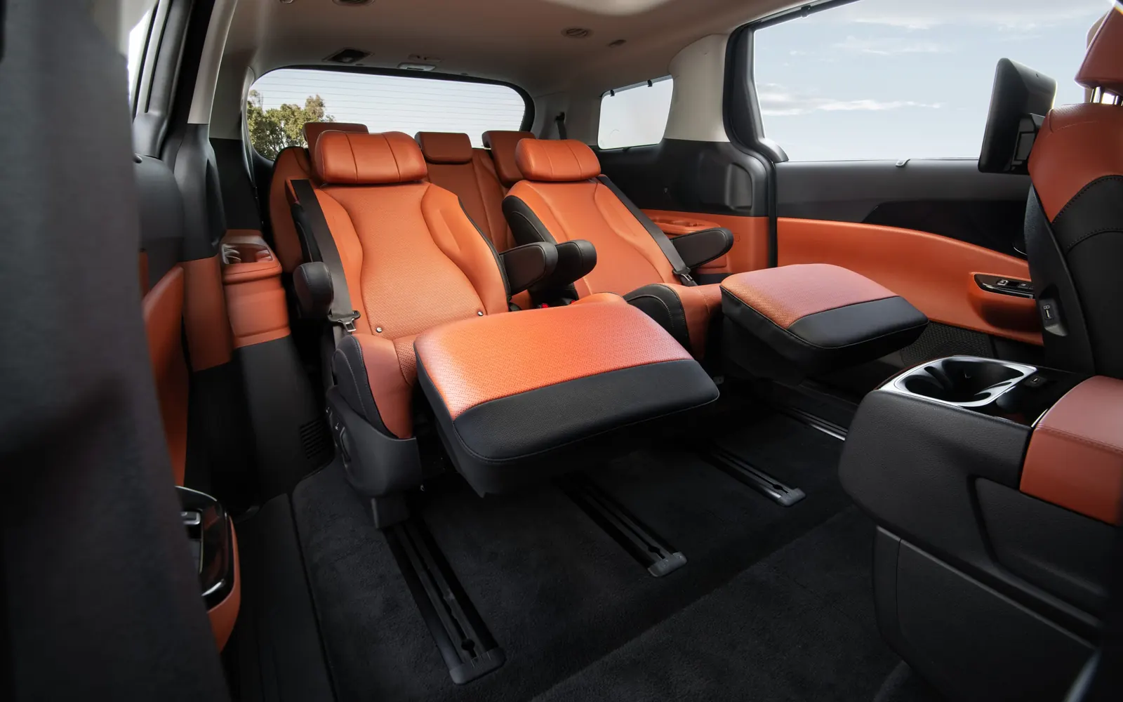 Kia Carnival 4 – второй ряд, кресла с подставками для ног