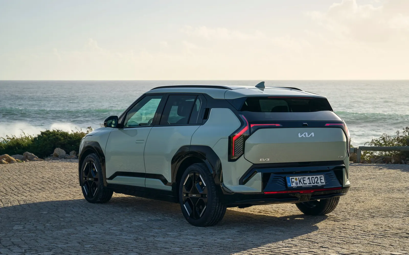 Kia EV3 – вид сзади сбоку