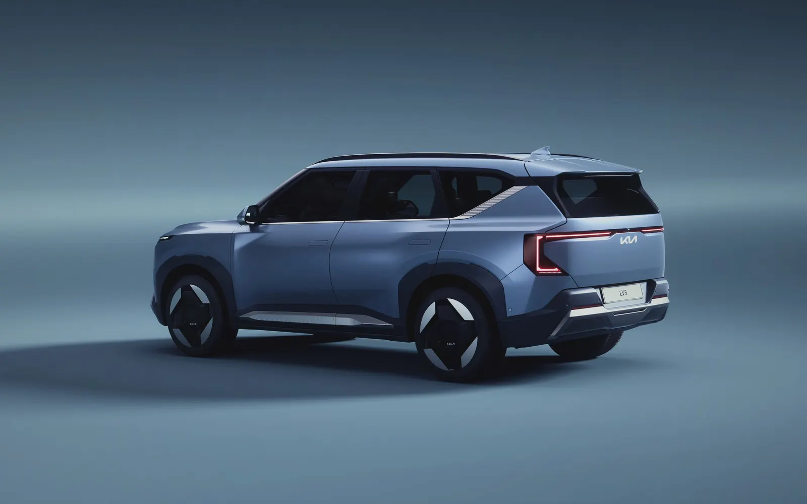 Kia EV5 Light – вид сзади сбоку, студия