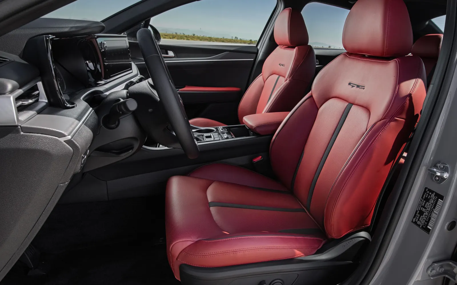 Kia K5 – передние сиденья, салон