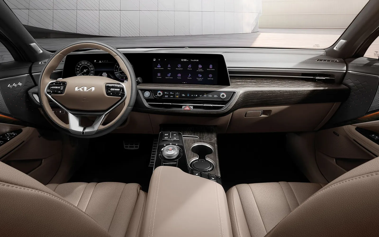 Kia K8 – салон, место водителя и экраны