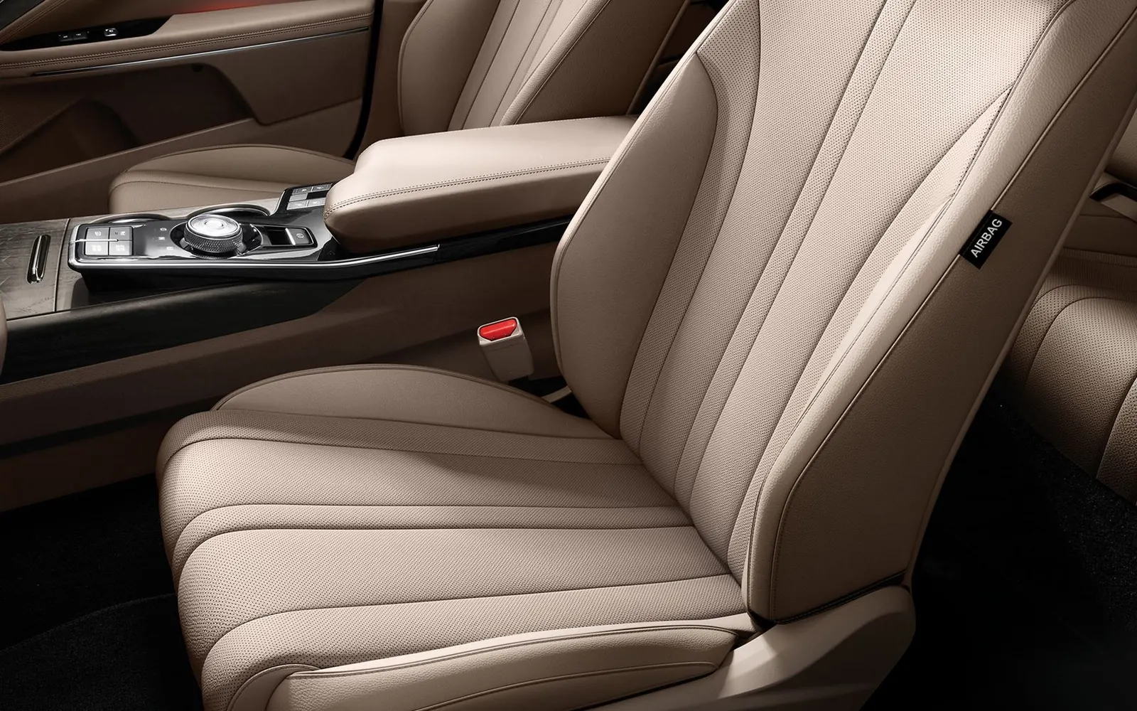 Kia K8 – передние сиденья