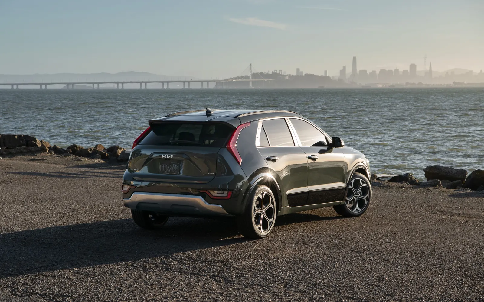 Kia Niro – вид сзади сбоку