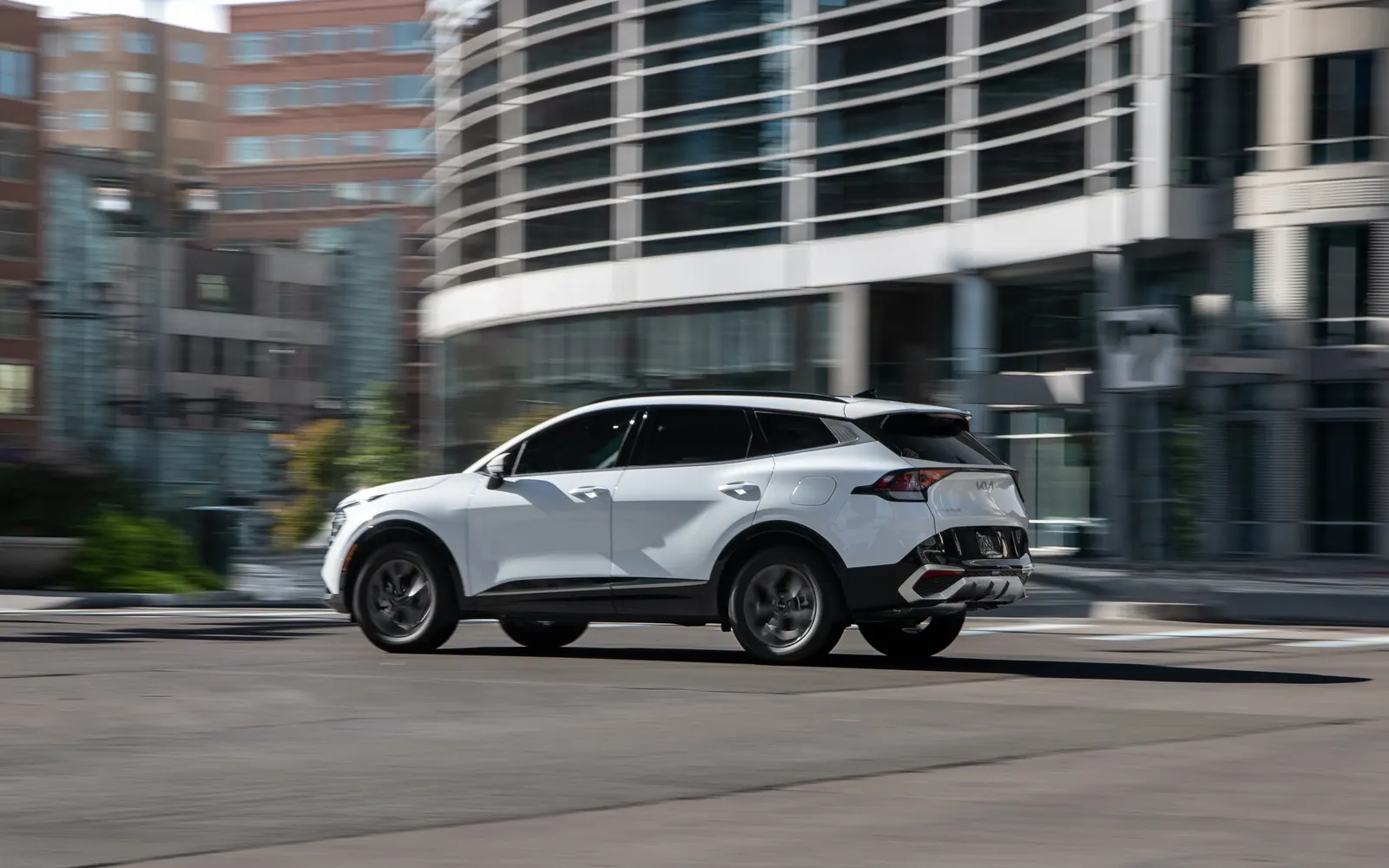Kia Sportage 5 (NQ5) – вид сзади сбоку