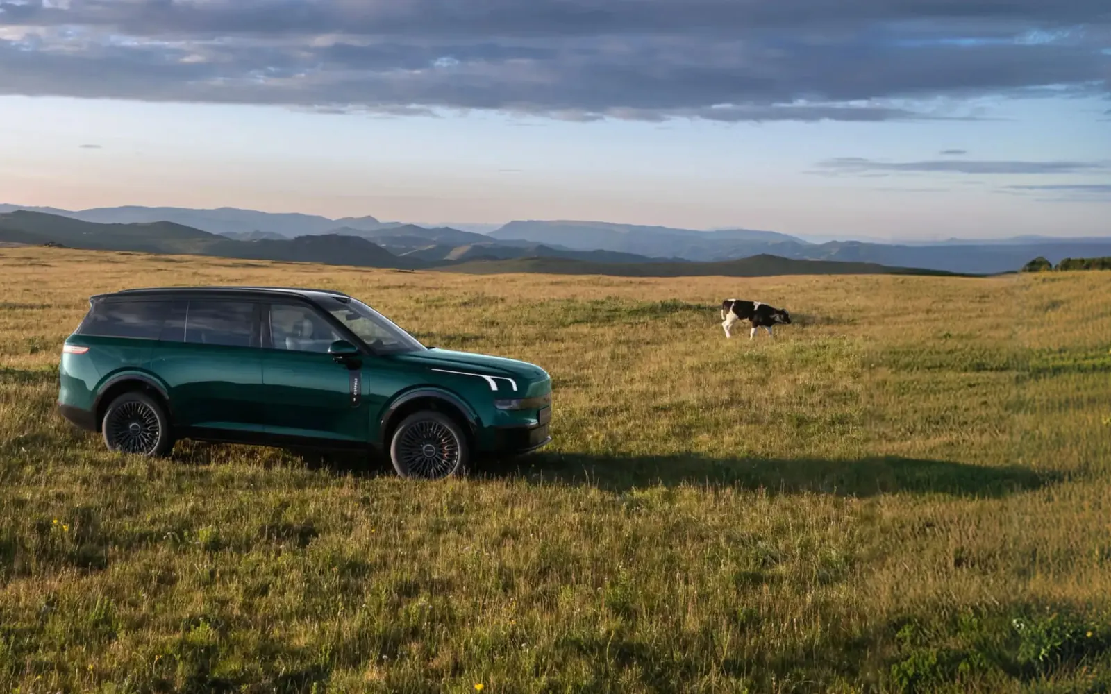 Lynk&CO 900 (Lynk & Co 09) – вид спереди сбоку на природе