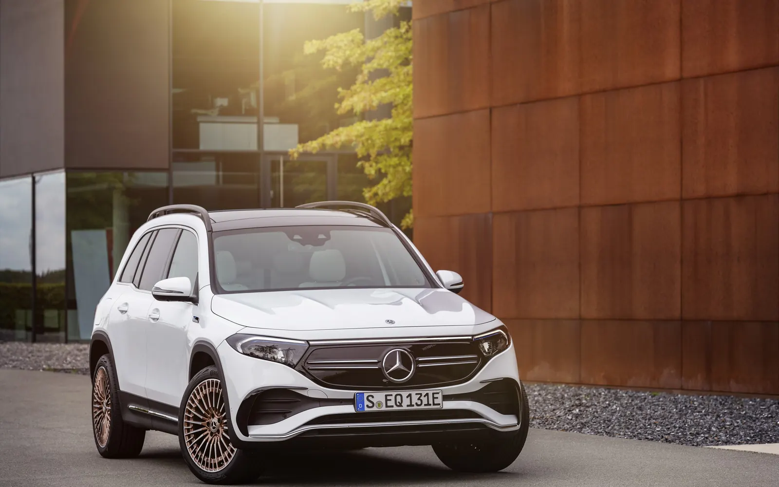 Mercedes-Benz EQB – вид спереди сбоку