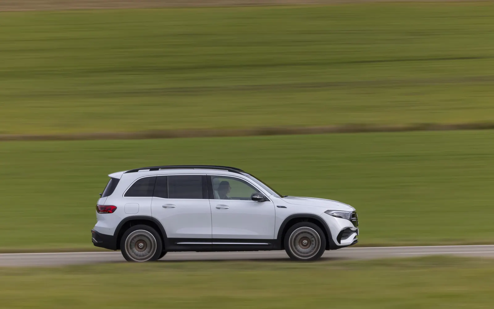 Mercedes-Benz EQB – вид сбоку