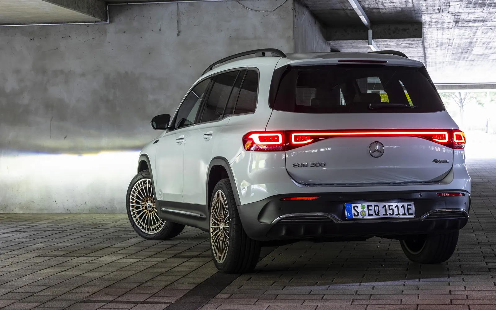 Mercedes-Benz EQB – вид сзади