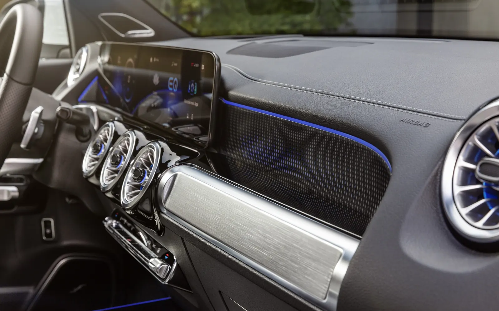 Mercedes-Benz EQB – экраны MBUX и передняя панель