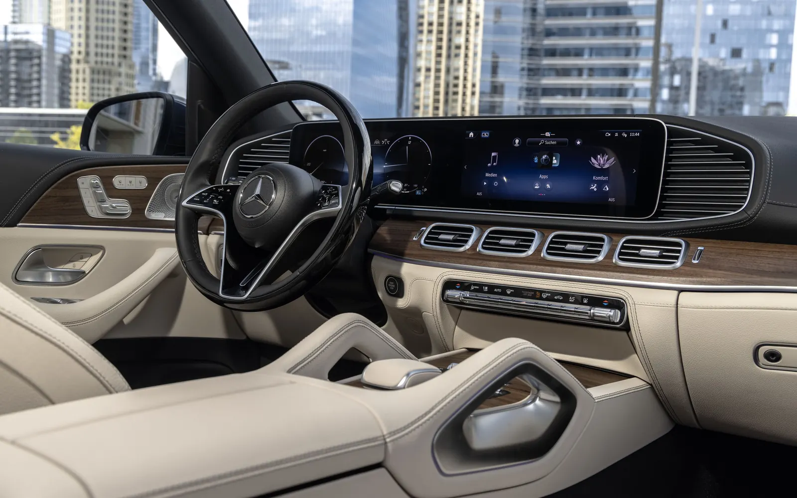 Mercedes-Benz GLE – передняя панель и экраны MBUX