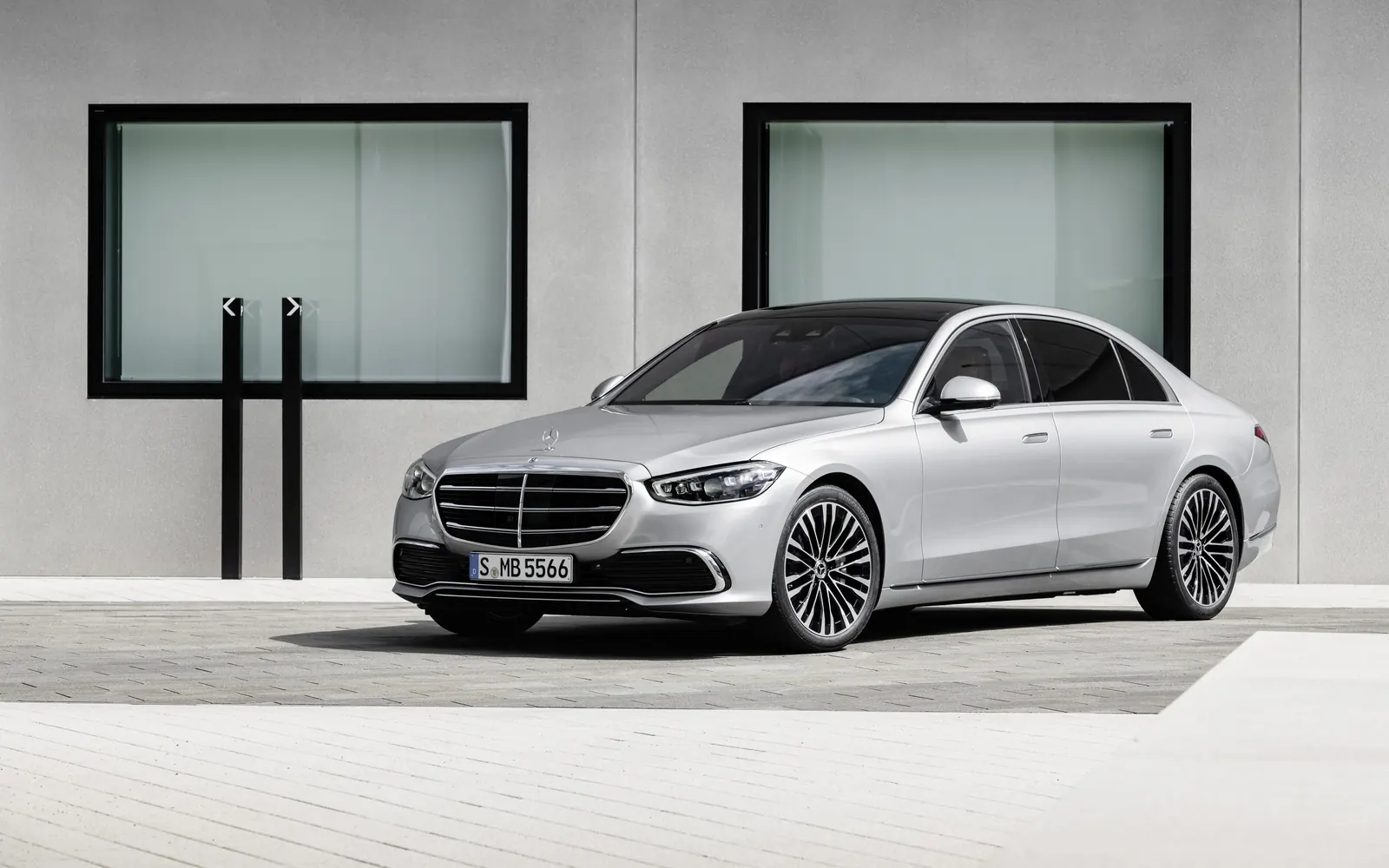 Mercedes-Benz S-class – вид спереди сбоку