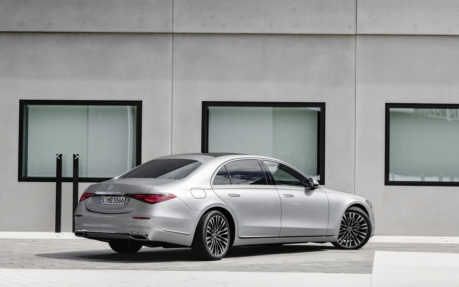 Mercedes-Benz S-class – вид сзади сбоку