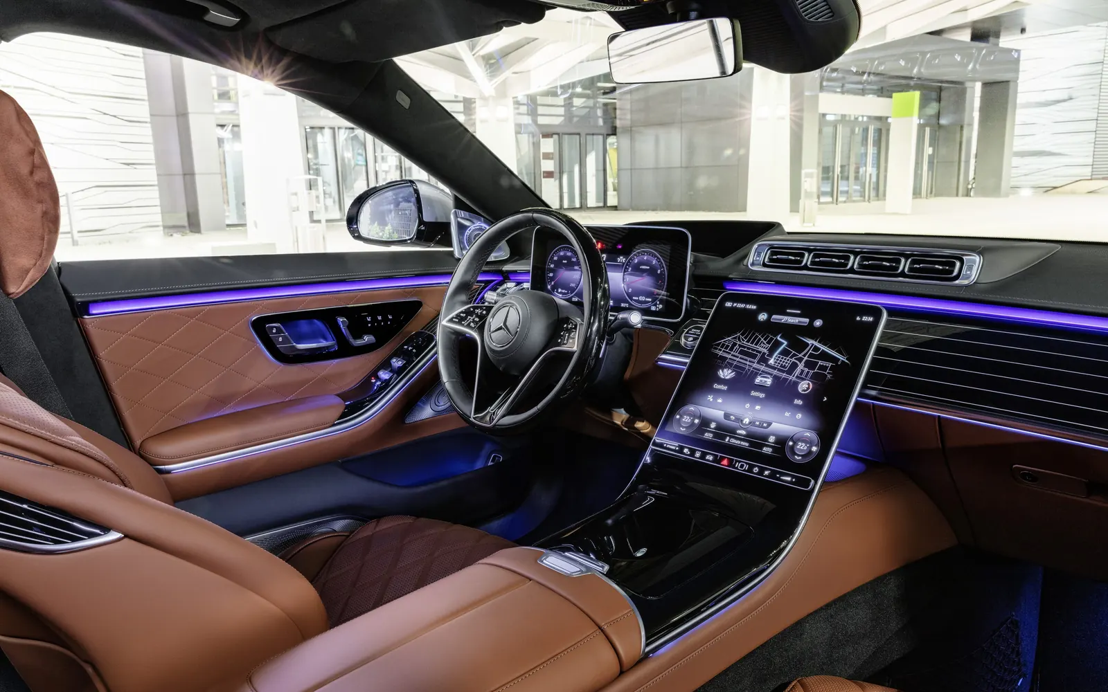 Mercedes-Benz S-class – салон, место водителя (другой ракурс)