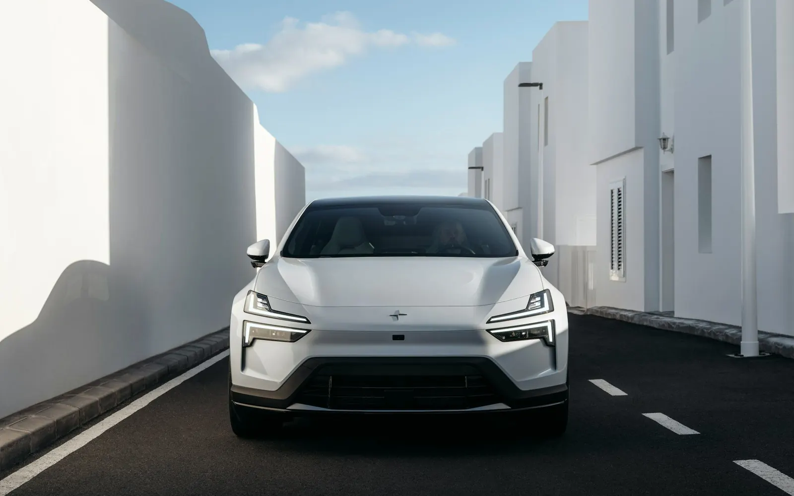 Polestar 4 – вид спереди