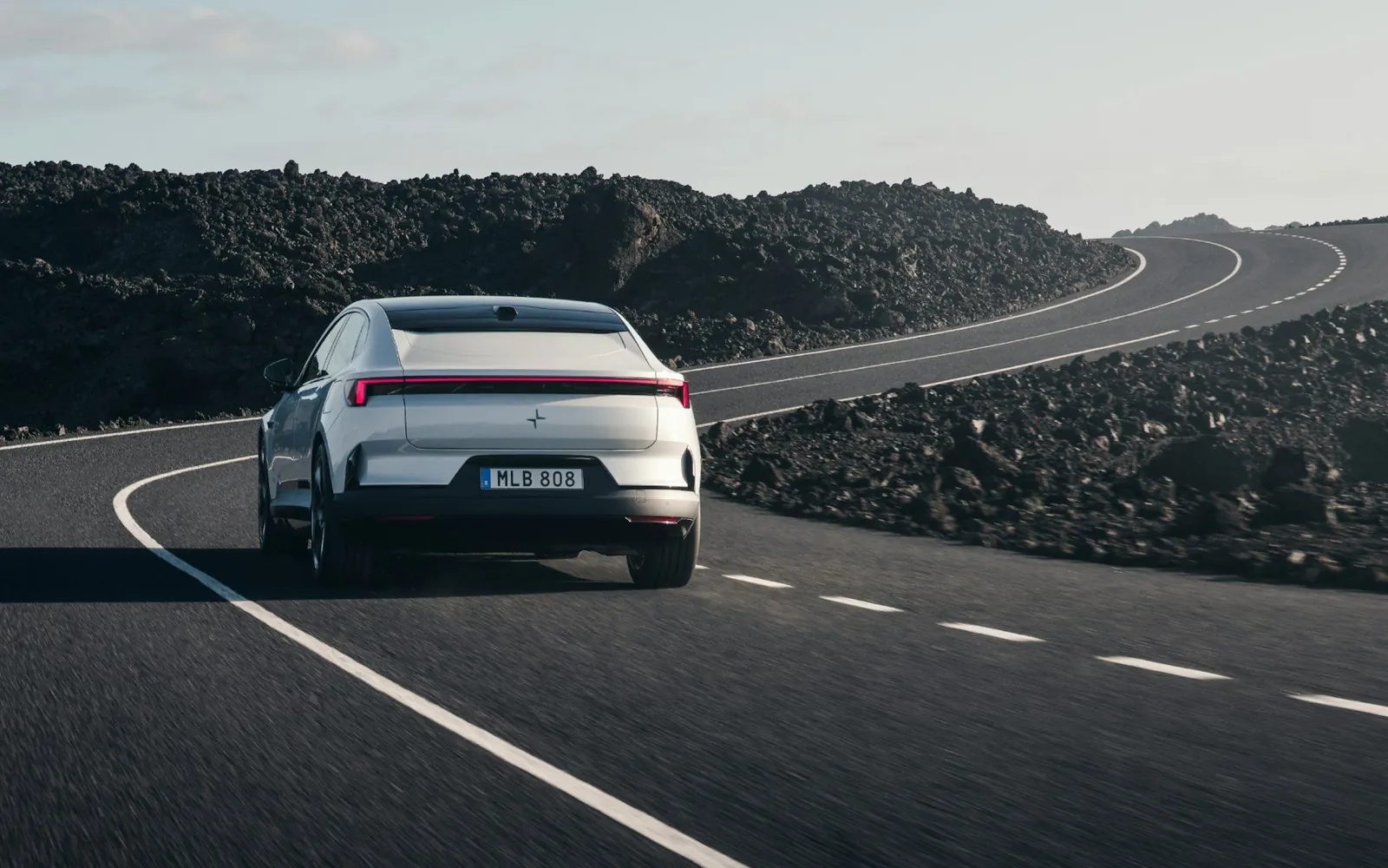 Polestar 4 – вид сзади сбоку