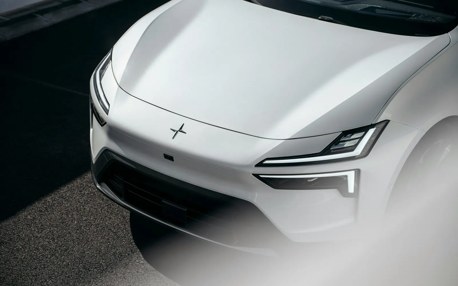 Polestar 4 – передняя фара крупным планом