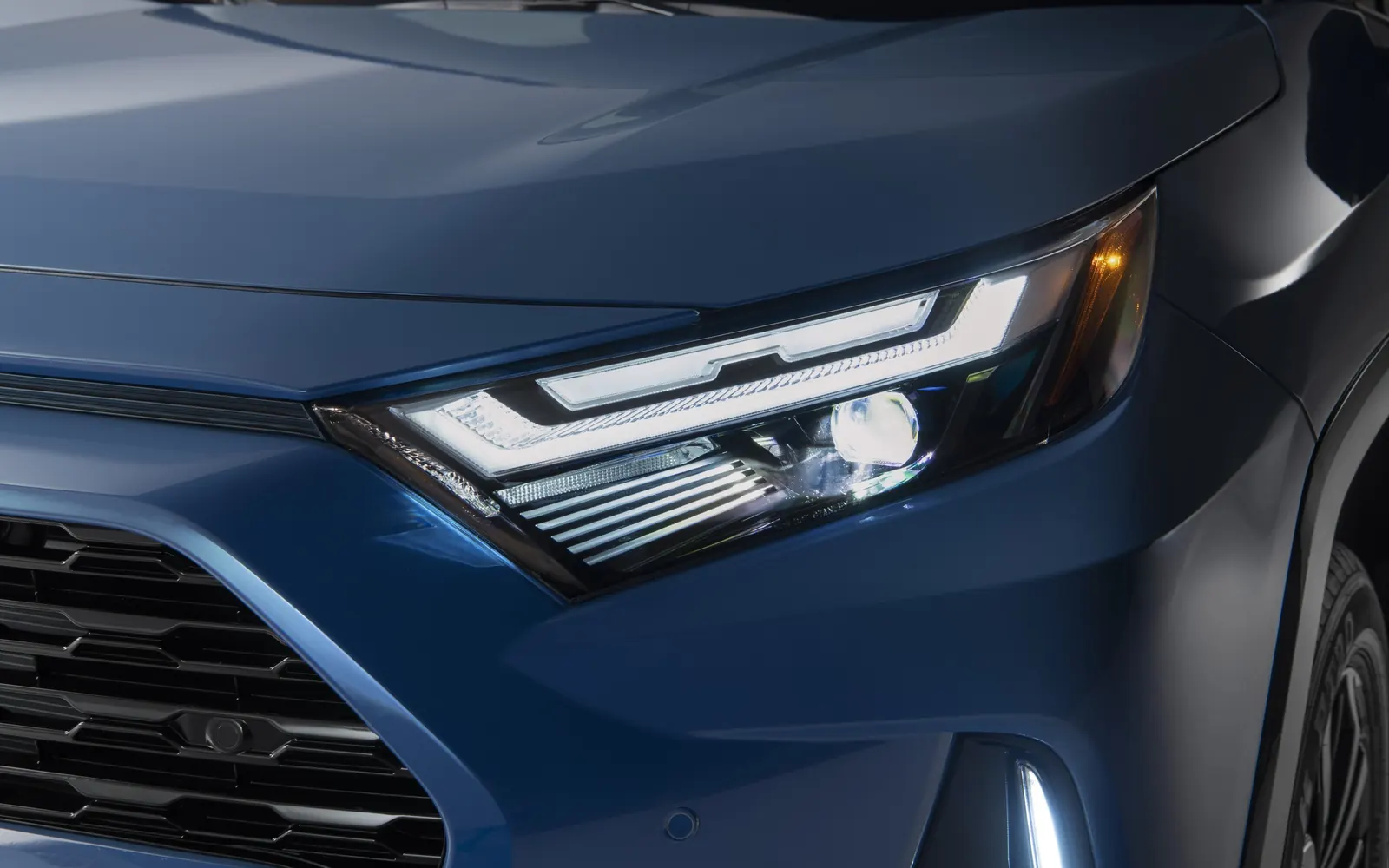 Toyota RAV4 – фара, деталь кузова