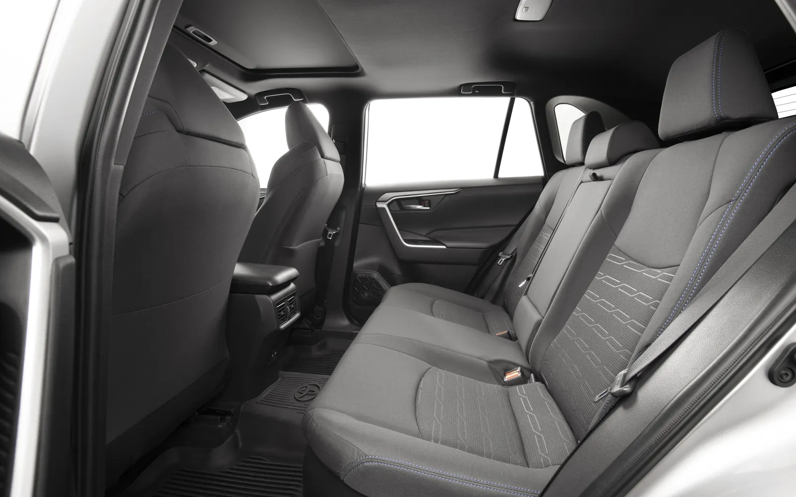 Toyota RAV4 – задний ряд