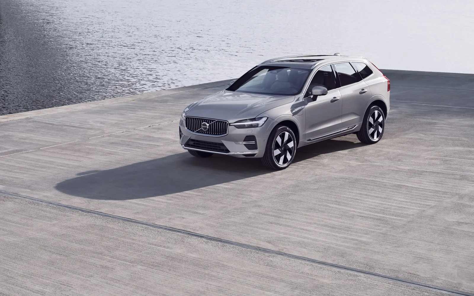 Volvo XC60 – вид спереди сбоку