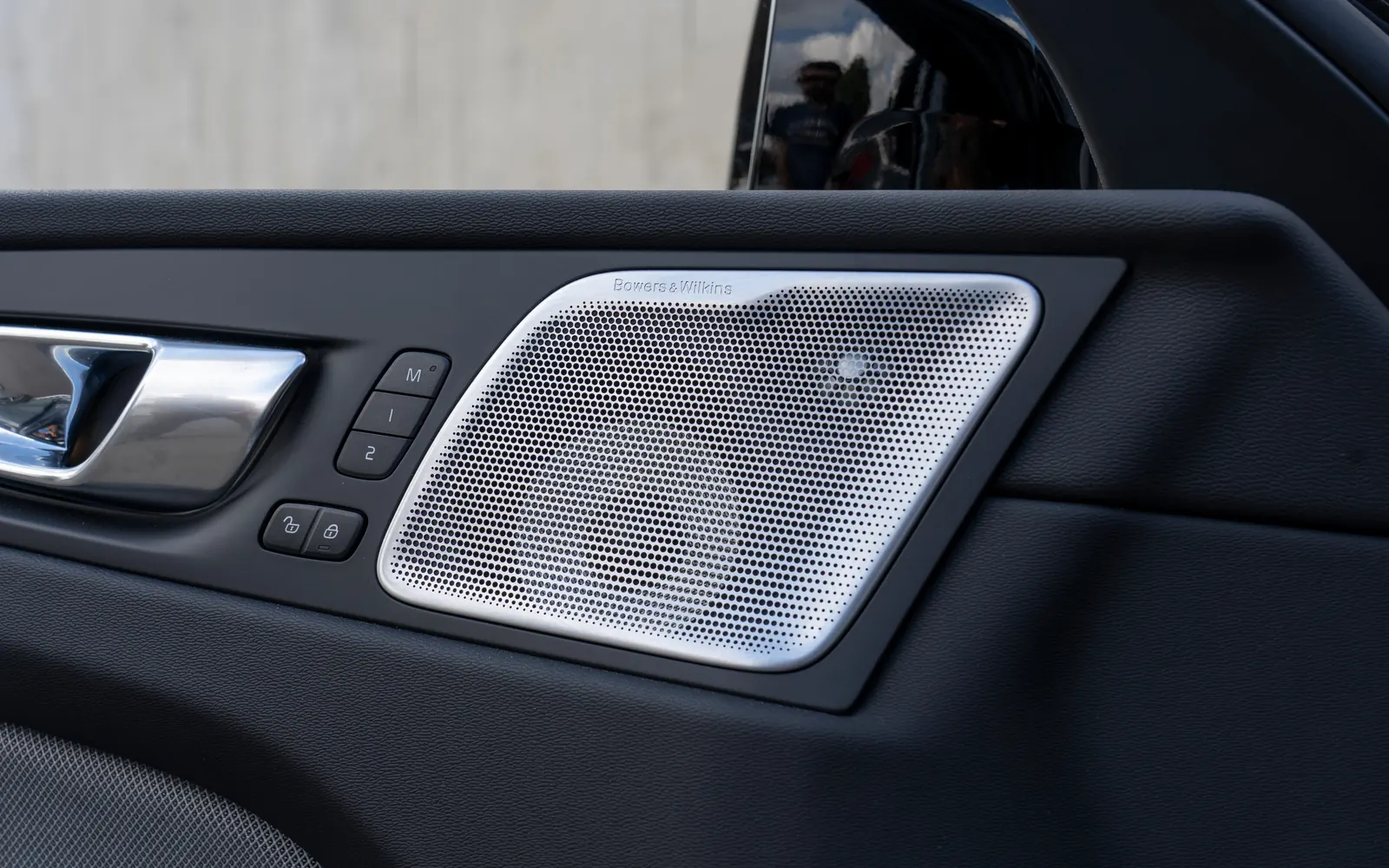 Volvo XC60 – динамик Bowers & Wilkins в двери
